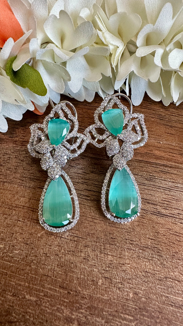 Earring with mint green stone